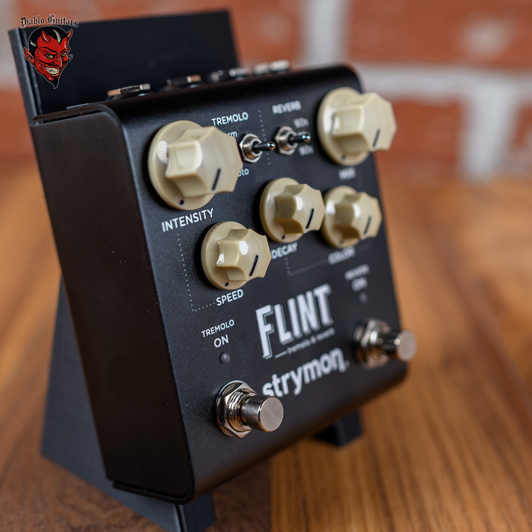 Strymon Flint Reverb and Tremolo V2 Black – Diablo Guitars