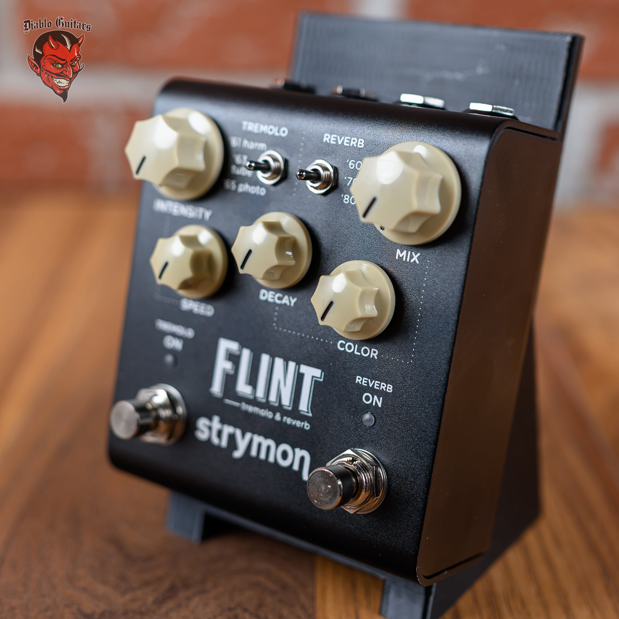 Strymon Flint Reverb and Tremolo V2 Black – Diablo Guitars