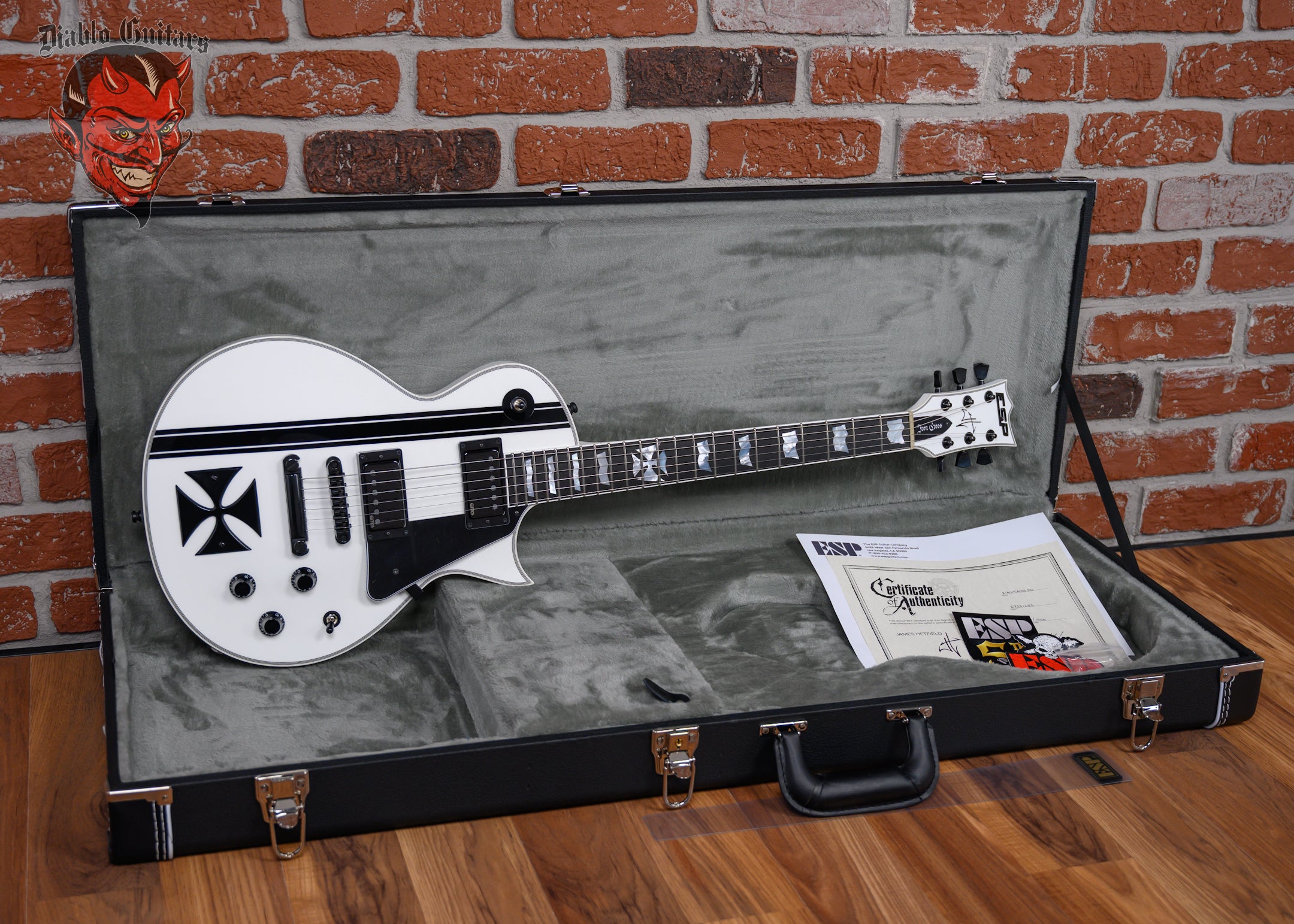 キャスティングルアーカーペンターDiablo 7' 90-L シルバー/ホワイト ESP Signature Series Iron Cross James Hetfield Snow White with