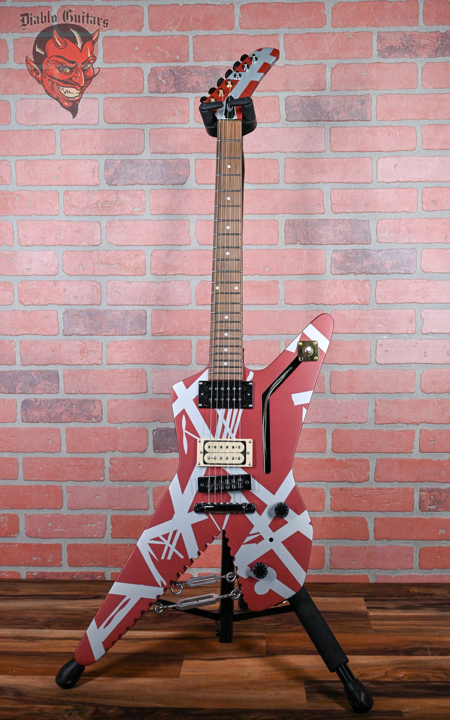 EVH Striped Series Shark Burgundy/Silver Stripes 2024 w/Gig bag