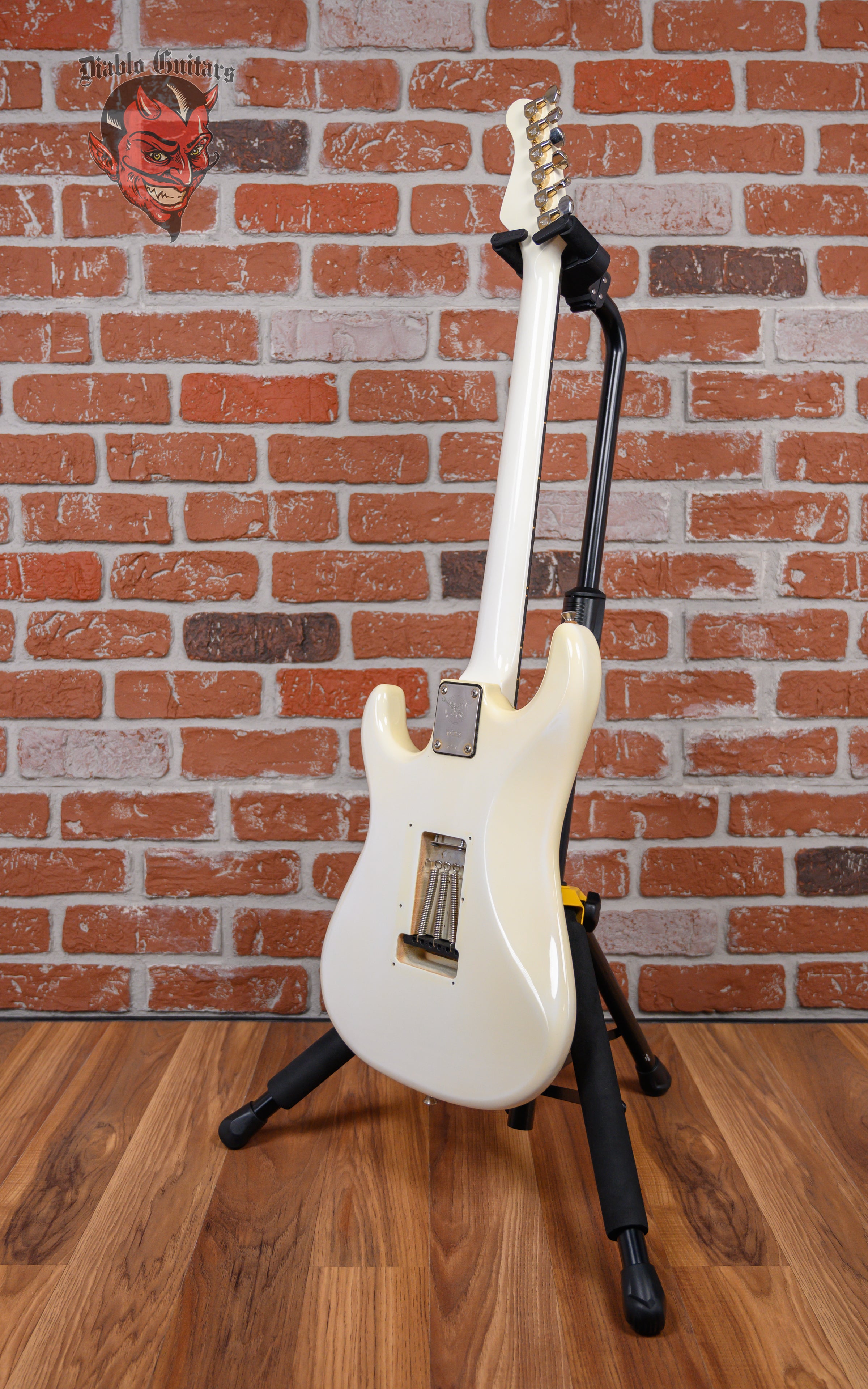 Valley Arts Guitarsペグ装備 ストラトキャスタータイプ ギター Valley Arts Guitars M Series White 1989 w/Gigbag – Diablo Guitars