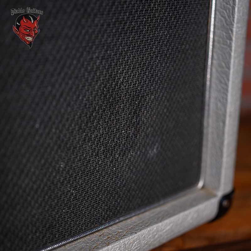 
                      
                        Marshall Silver Jubilee 2556A 150-Watt 2x12" Angled Guitar Speaker Cabinet 1987
                      
                    