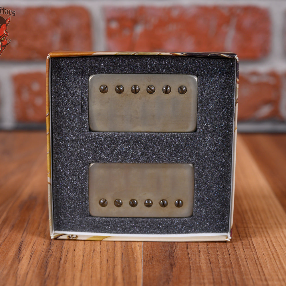 
                      
                        Bare Knuckle The Mule Humbucker Set Aged Nickel Covers Aged Nickel Screws 50mm Standard Spacing Alnico 4 Magnets
                      
                    