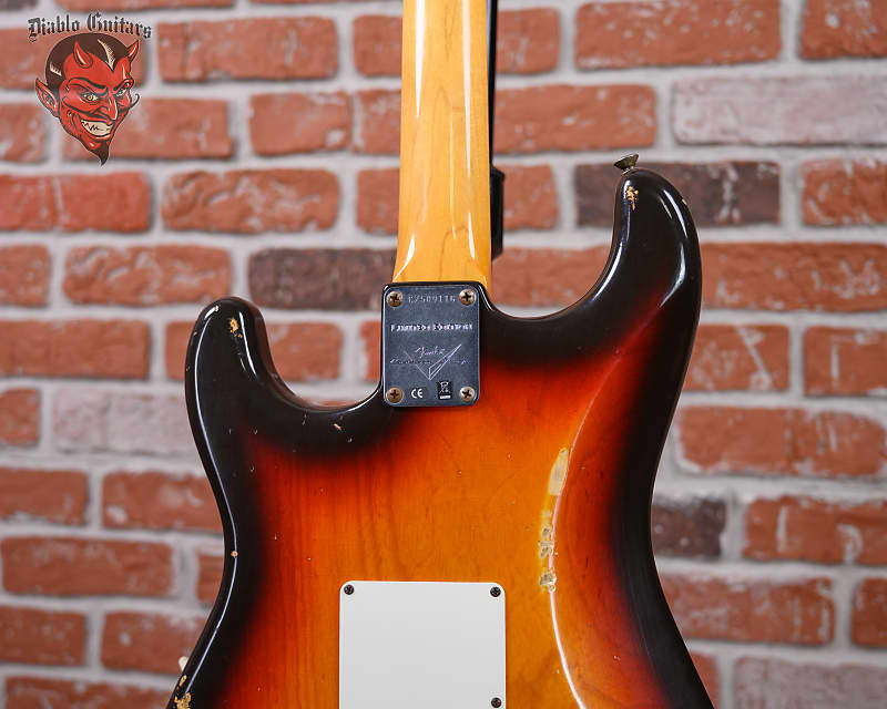 
                      
                        Fender Custom Shop Limited Edition 1964 Stratocaster Relic 3-Color Chocolate Sunburst 2009 w/OHSC
                      
                    