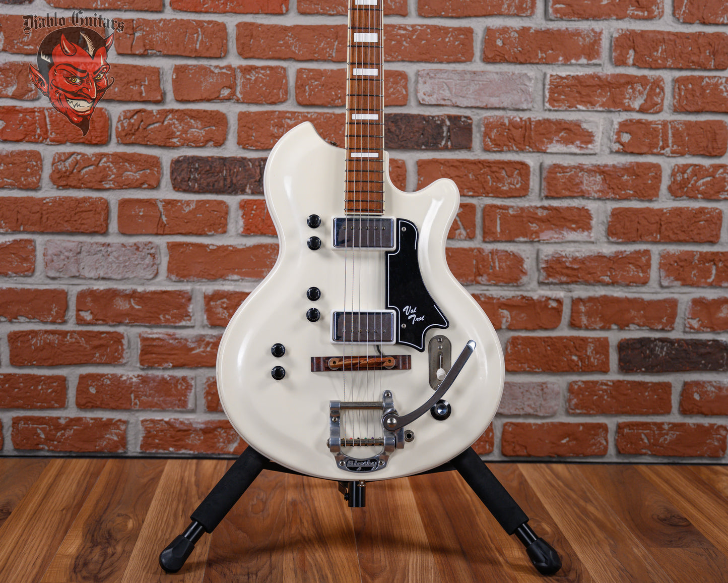 Supro Res-O-Glass Martinique Deluxe Ermine White 1962 w/OHSC