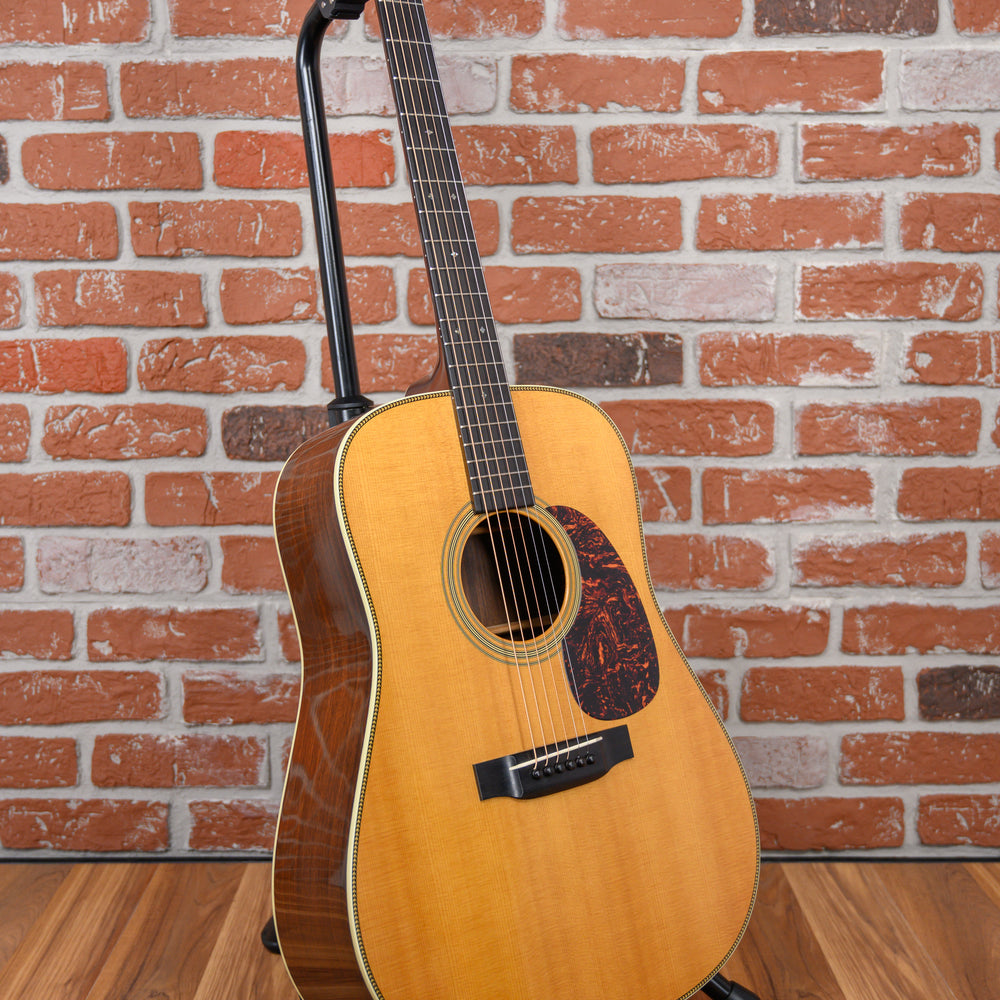 
                      
                        Martin HD-28V Spruce Top Natural Acoustic 2009 w/OHSC
                      
                    
