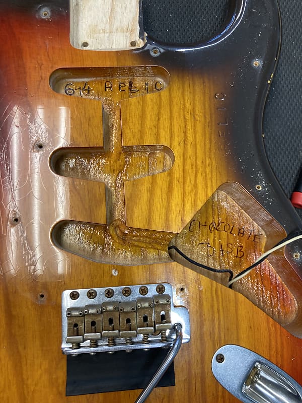 
                      
                        Fender Custom Shop Limited Edition 1964 Stratocaster Relic 3-Color Chocolate Sunburst 2009 w/OHSC
                      
                    