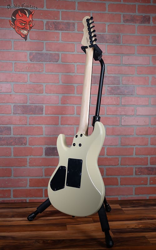 
                      
                        G&L USA Fullerton Deluxe Rampage 24 Vintage White 2024 w/Original Gigbag
                      
                    