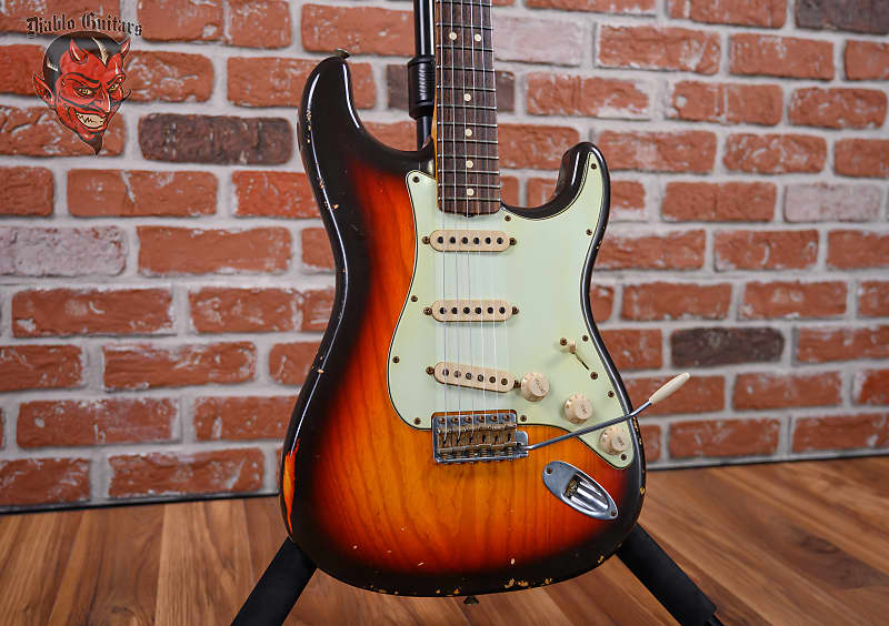 
                      
                        Fender Custom Shop Limited Edition 1964 Stratocaster Relic 3-Color Chocolate Sunburst 2009 w/OHSC
                      
                    