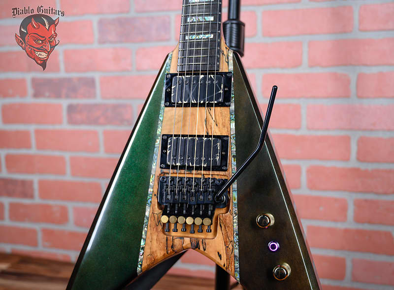 
                      
                        Bernie Rico Jr USA Custom Shop Vixen Spalted Maple Top Section Transparent Metallic Green Mid 2000s w/SKB TSA Hardshell Case
                      
                    