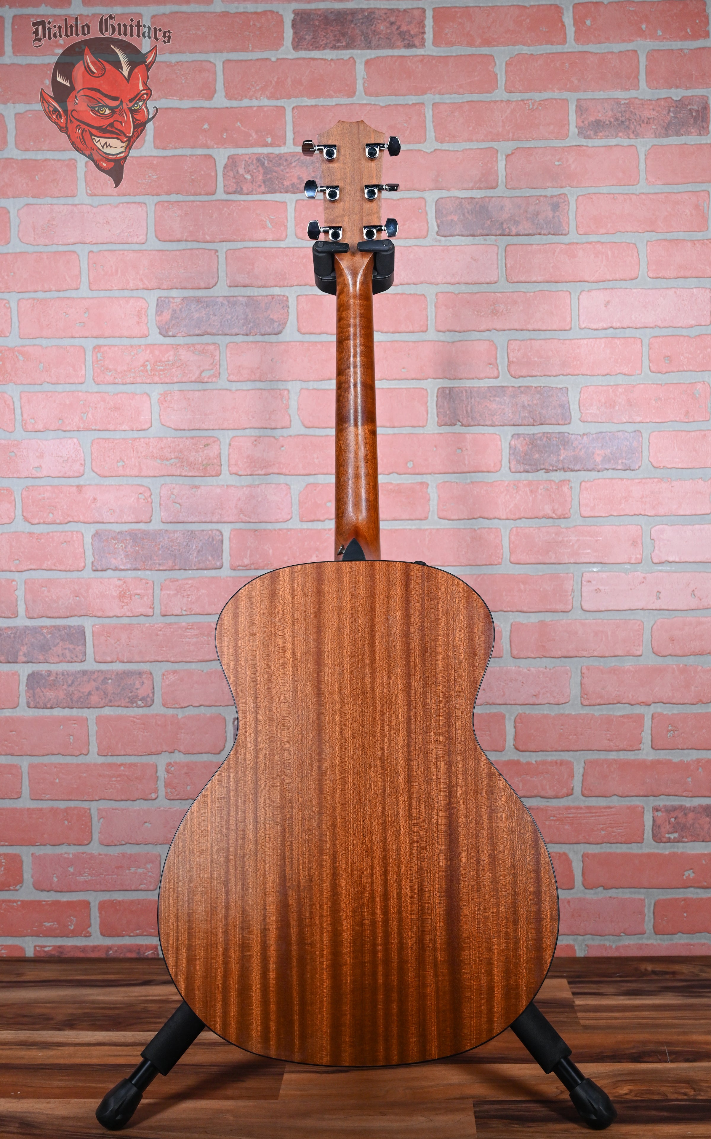 Taylor 110e Walnut Sunburst 税込販売価格 ￥109,725- 新品