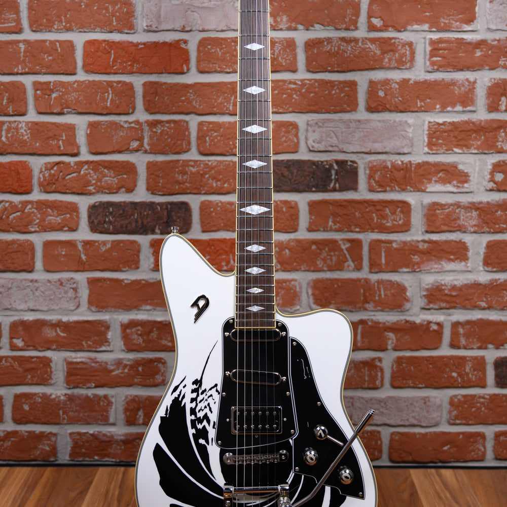 
                      
                        Duesenberg Limited Edition Alliance Series "James Bond" #3 of 75 White w/ 007 Graphic 2023 w/OHSC
                      
                    