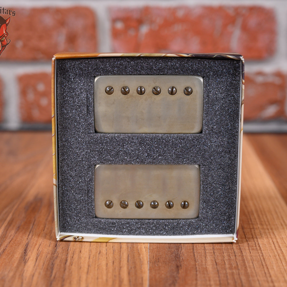 
                      
                        Bare Knuckle The Mule Humbucker Set Aged Nickel Covers Aged Nickel Screws 50mm Standard Spacing Alnico 4 Magnets
                      
                    