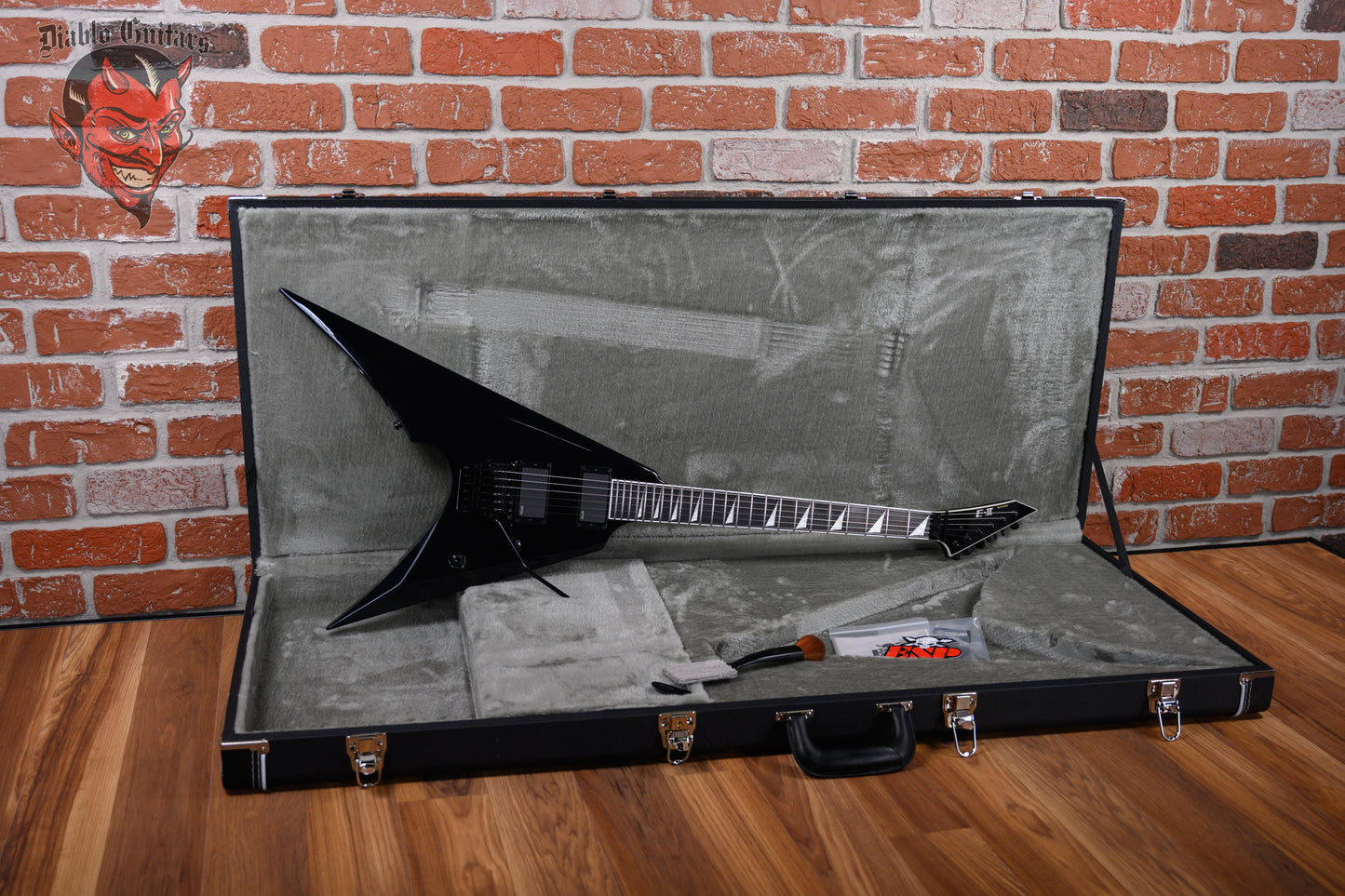 ESP E-II Arrow Black 2024 w/OHSC (B-Stock)