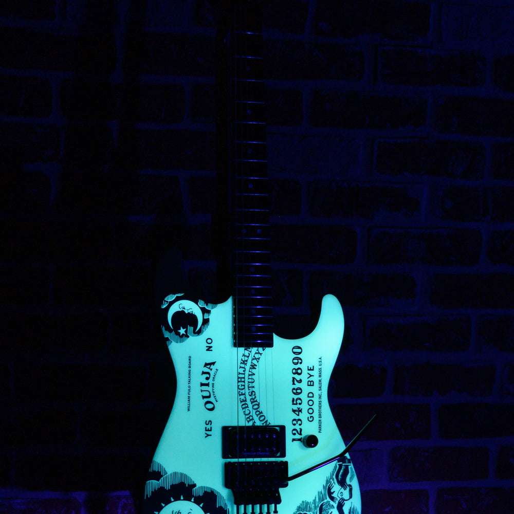 
                      
                        Charvel USA San Dimas 1H Glow-In-The-Dark Ouija by Dan Lawrence 2006 w/OHSC
                      
                    