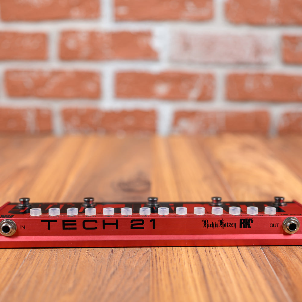 
                      
                        Tech 21 Richie Kotzen Fly Rig RK5 v1 - Red
                      
                    
