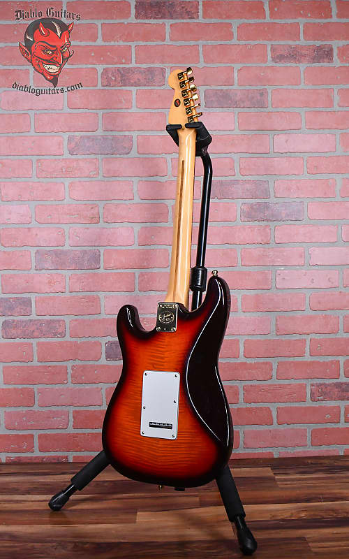 
                      
                        Fender 50th Anniversary Limited Edition American Standard Strat Flame Maple Top&Back Antique Burst #2377 1996 w/OHSC
                      
                    