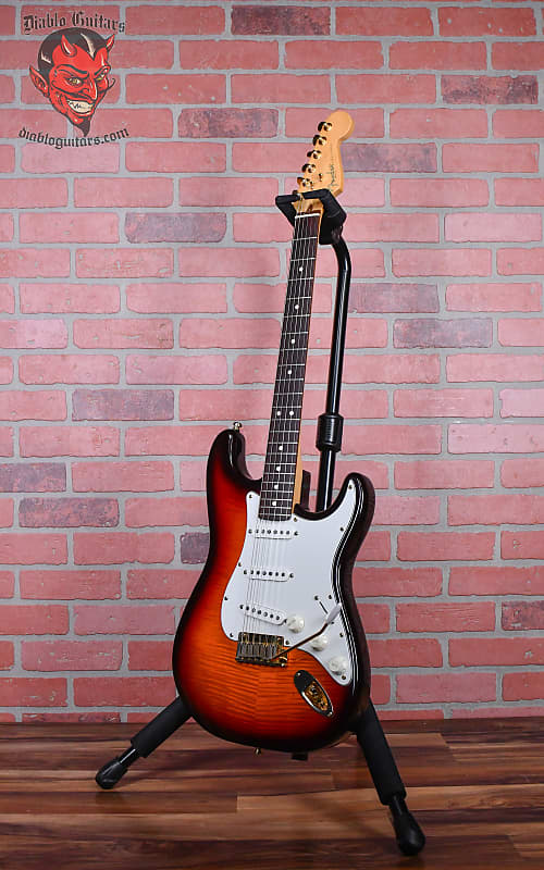 
                      
                        Fender 50th Anniversary Limited Edition American Standard Strat Flame Maple Top&Back Antique Burst #2377 1996 w/OHSC
                      
                    