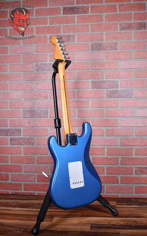 Amazon.com: Fender American Performer Stratocaster - Satin