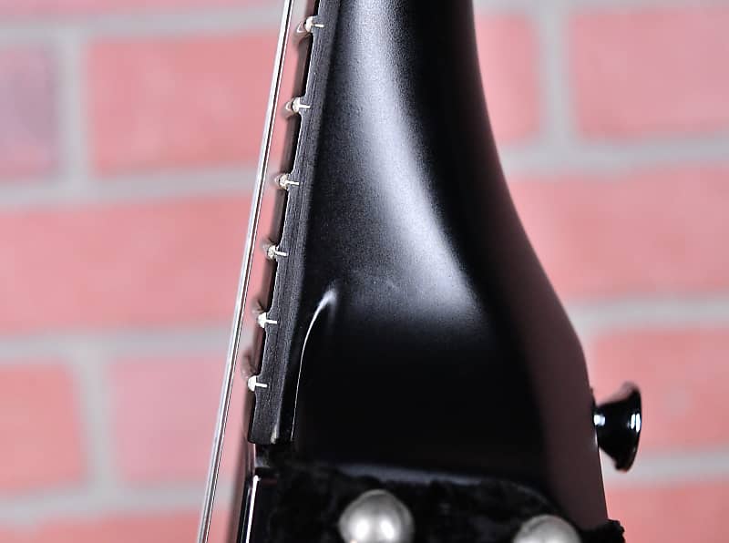 
                      
                        Washburn USA Custom Shop Velvet V 2007 Black Velvet with Studs / Matte Black w/OHSC Black Label Society (Video)
                      
                    