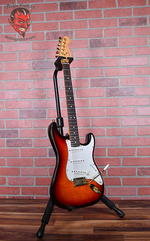 
                      
                        Fender 50th Anniversary Limited Edition American Standard Strat Flame Maple Top&Back Antique Burst #2377 1996 w/OHSC
                      
                    
