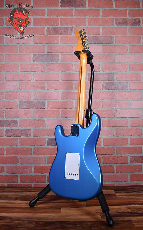
                      
                        Fender American Vintage '57 Stratocaster 1988 Lake Placid Blue w/OHSC
                      
                    