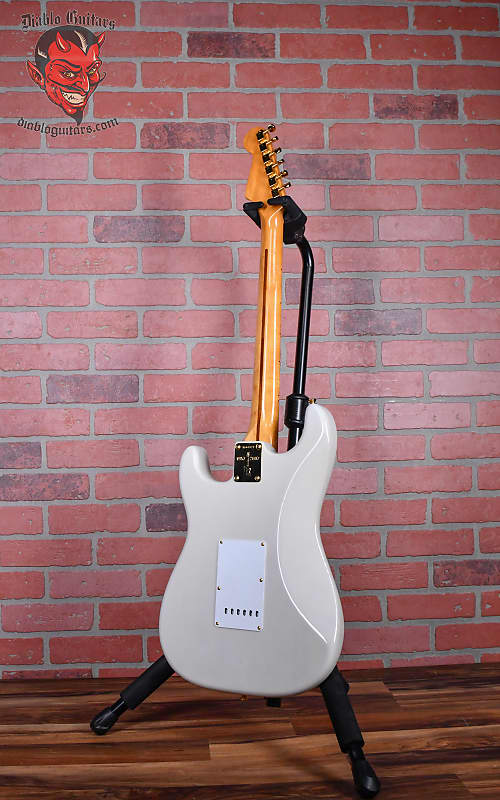 
                      
                        Fender American Vintage Limited Edition 1957 Stratocaster  White Blonde 2006 w/OHSC
                      
                    