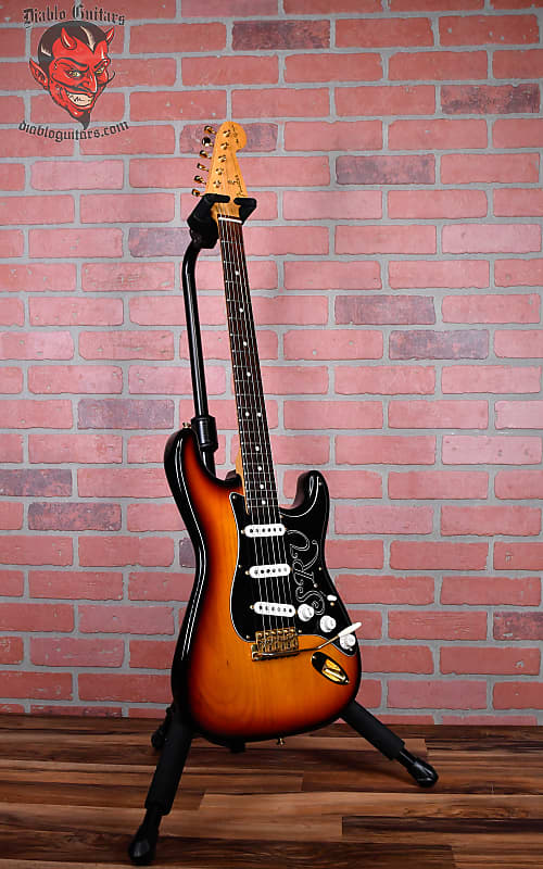 Fender Stevie Ray Vaughan Stratocaster with Brazilian Rosewood Fretboard  3-Color Sunburst 1992 w/OHSC